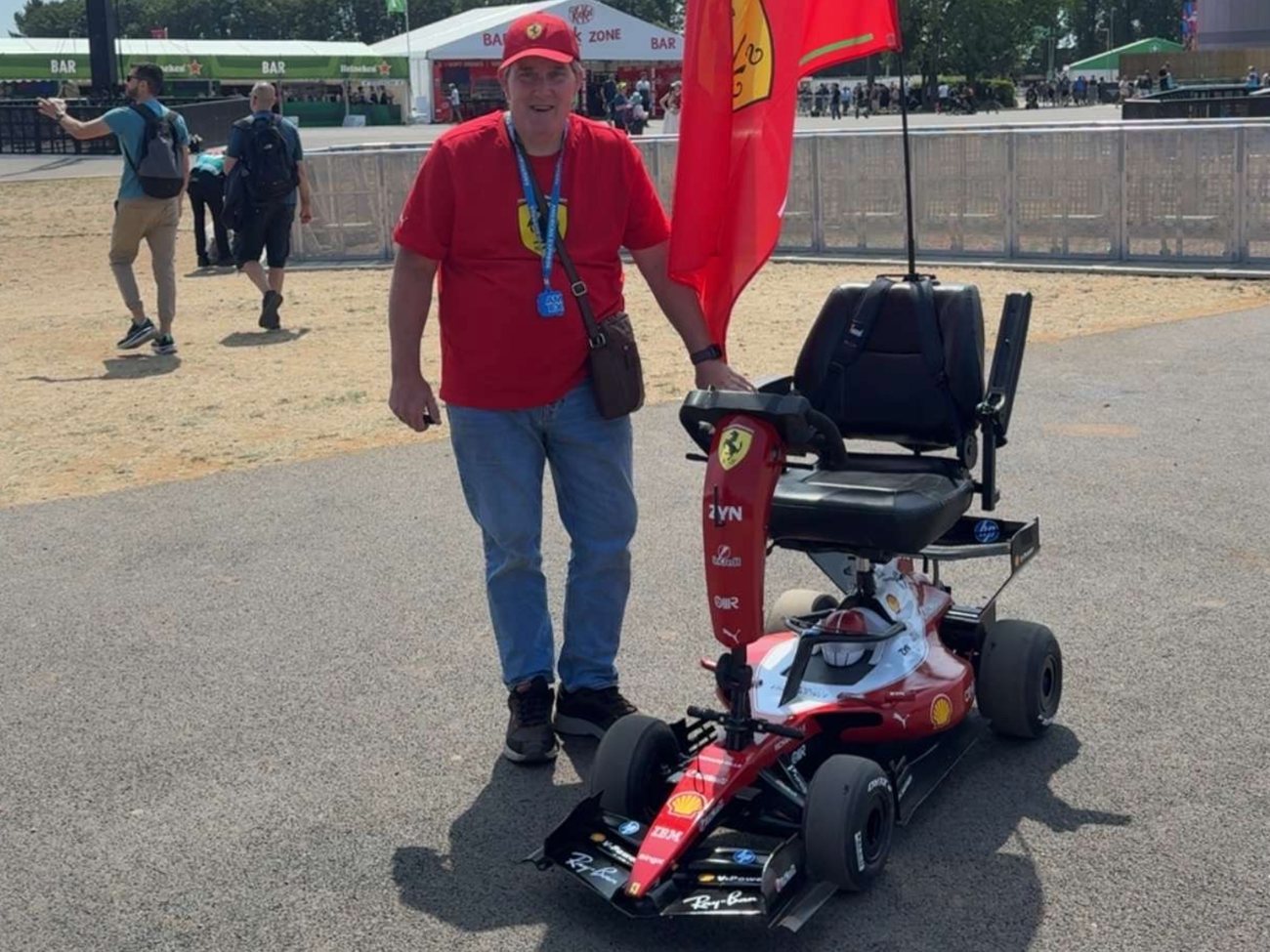 À Silverstone, un fan construit une Ferrari… sur son scooter de mobilité