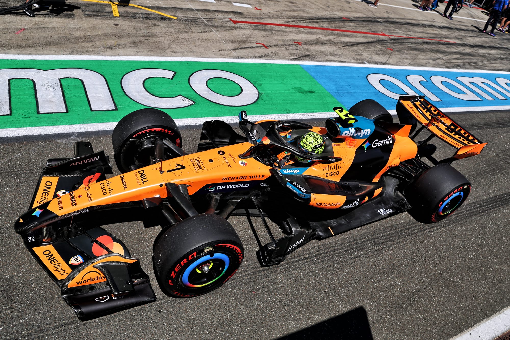 McLaren face à Mercedes en 2026 : comment l’écurie a pris trois mois de retard