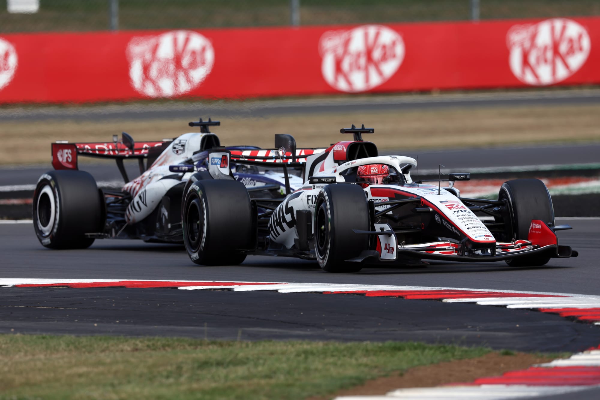 Haas face au plafond budgétaire : Komatsu alerte sur une F1 qui développe à toute vitesse