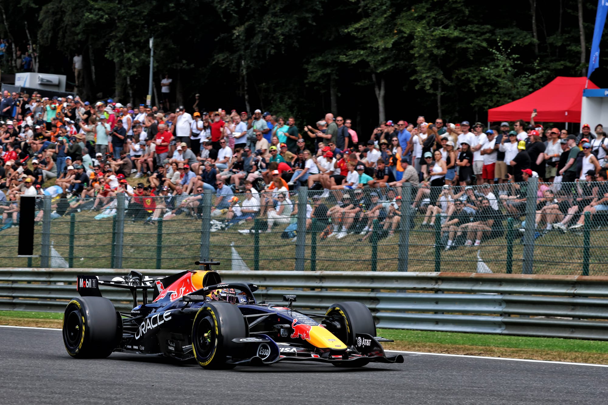 Verstappen signe le meilleur temps des essais libres 1 à Spa, devant les Ferrari
