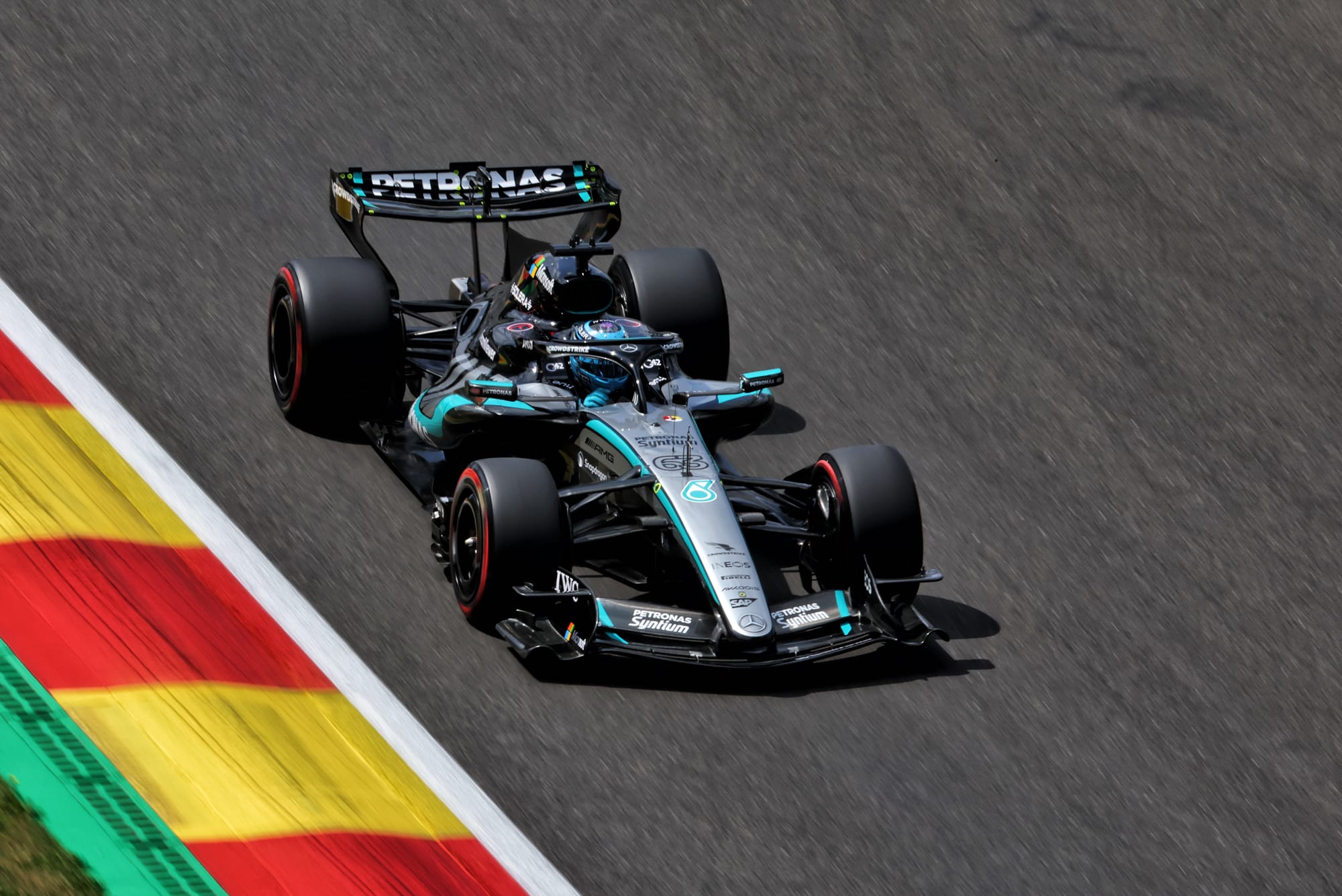 Mercedes face à un mystère en ligne droite : Russell se dit « impuissant » après un écart frustrant avec Antonelli