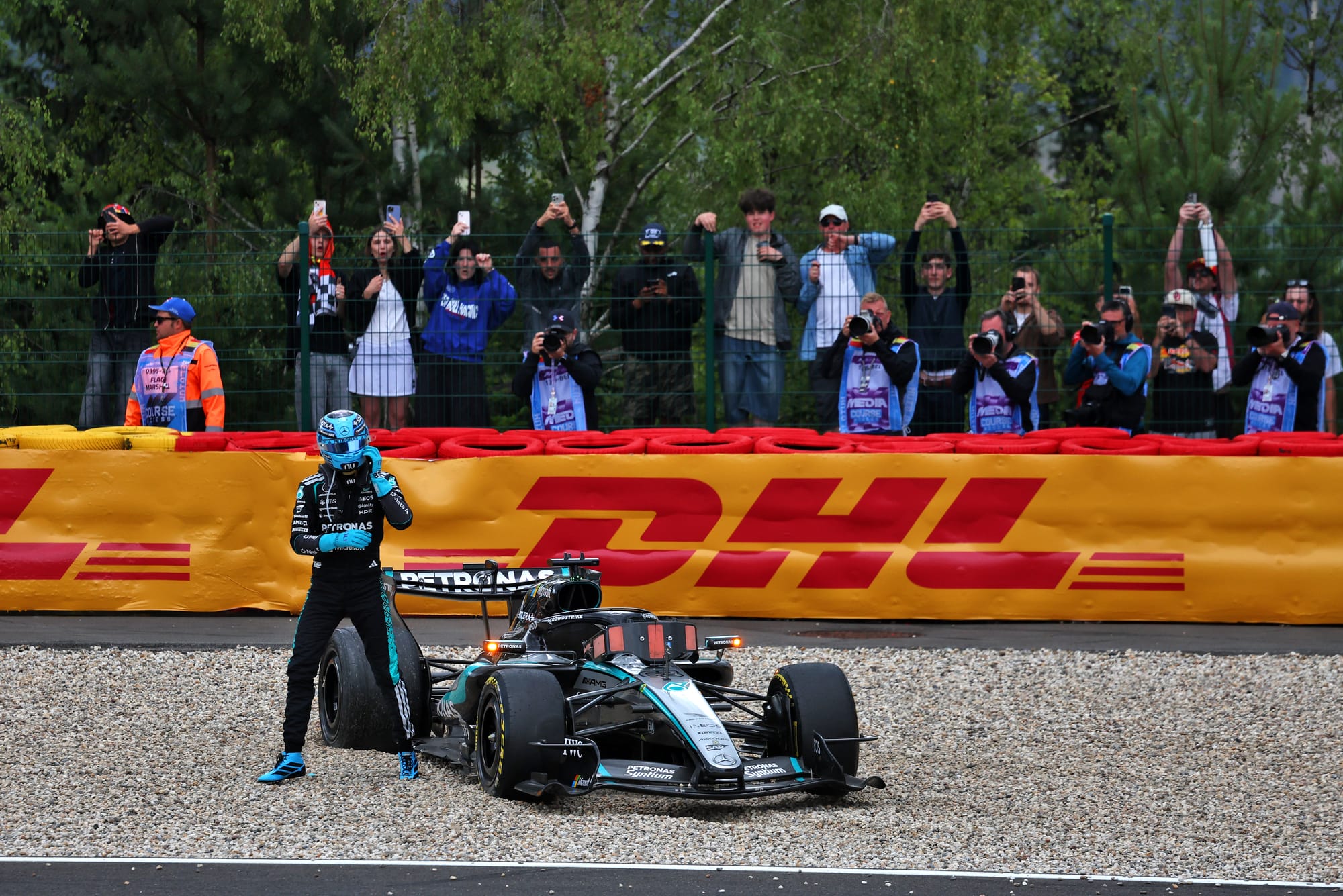 Russell éliminé dès le départ à Spa : une panne de batterie et de turbo au cœur de la collision avec Hamilton