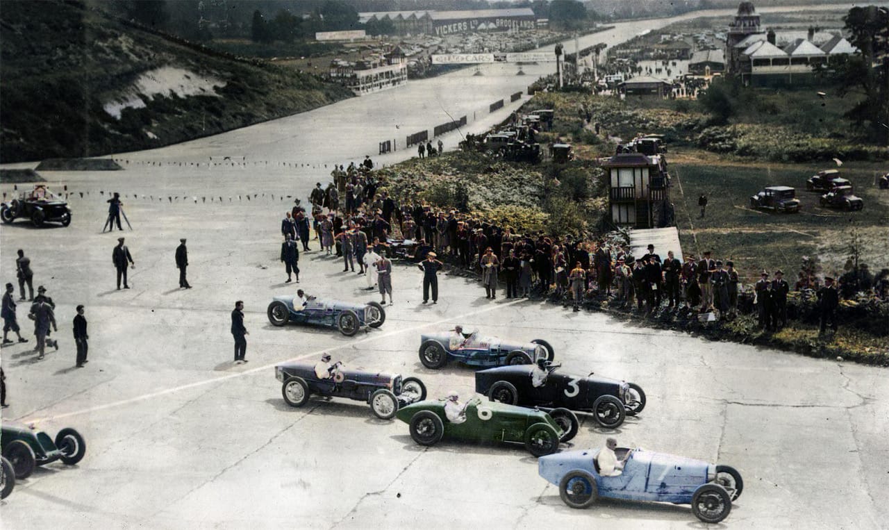 Brooklands : comment le plus ancien circuit construit pour la course finance sa seconde vie