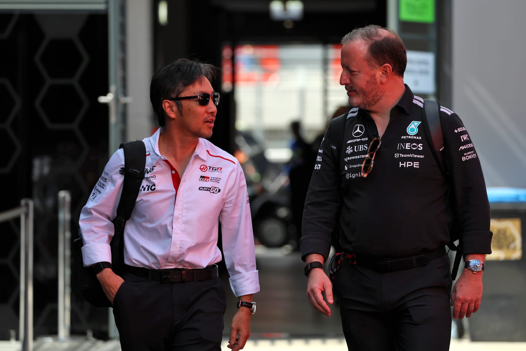 Ayao Komatsu et Bradley Lord discutent dans le paddock, sur fond de débats sur la complexité en F1 2026