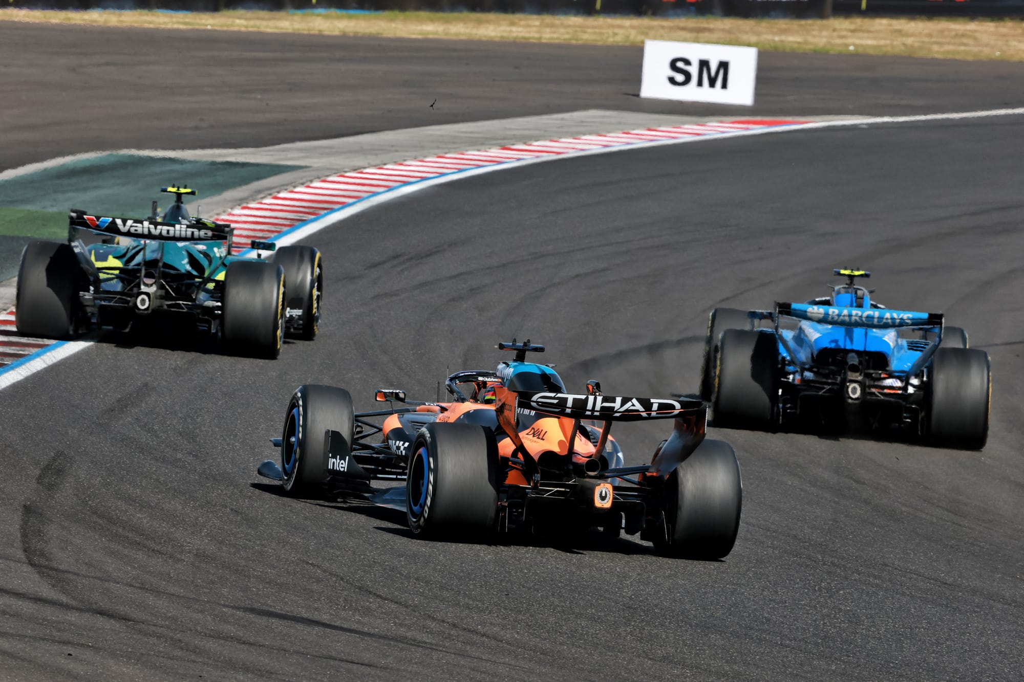 Drapeaux bleus en F1 : une règle devenue trop stricte ?