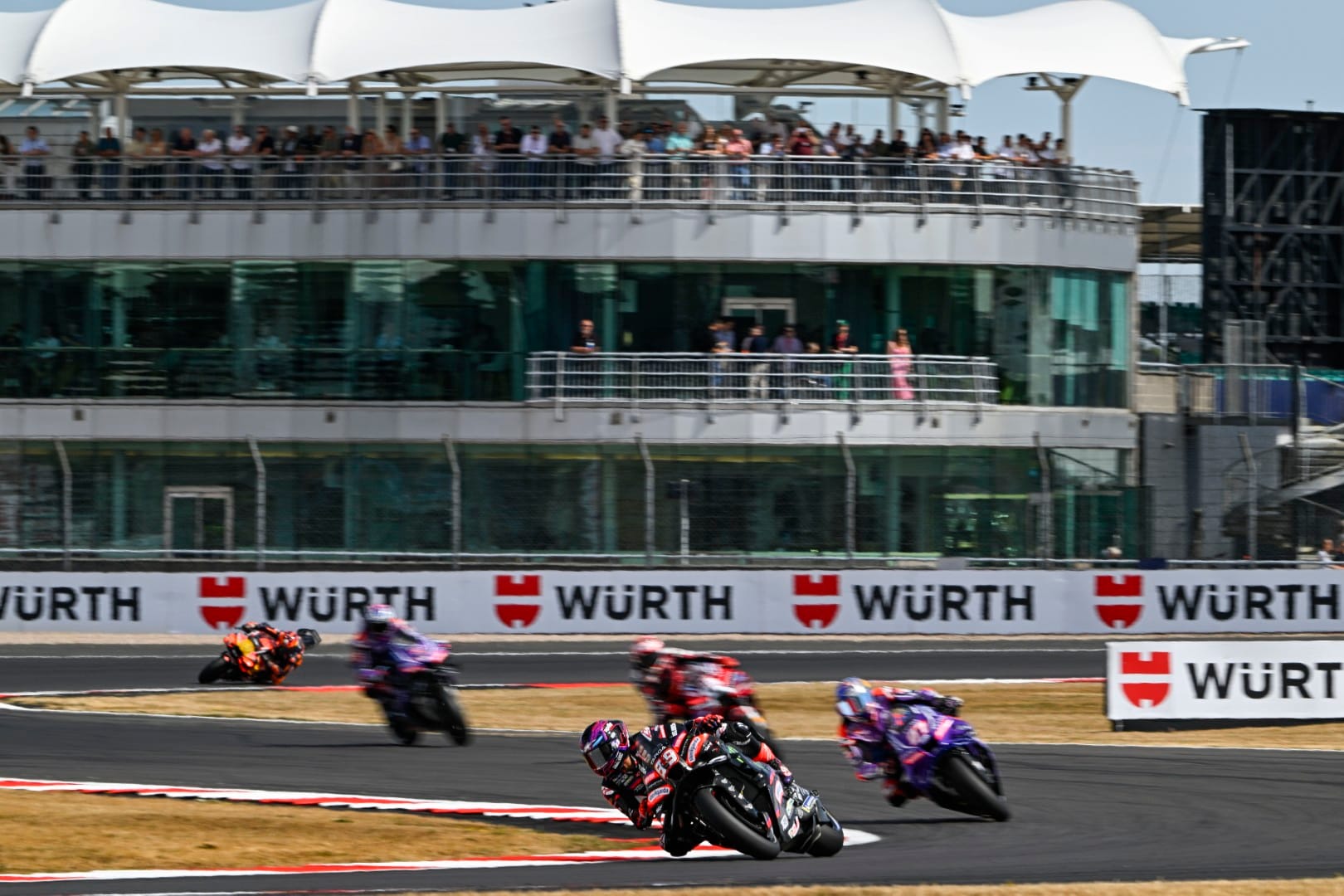 MotoGP Silverstone : Jorge Martin claque le record et s’offre la pole, première ligne 100% Aprilia
