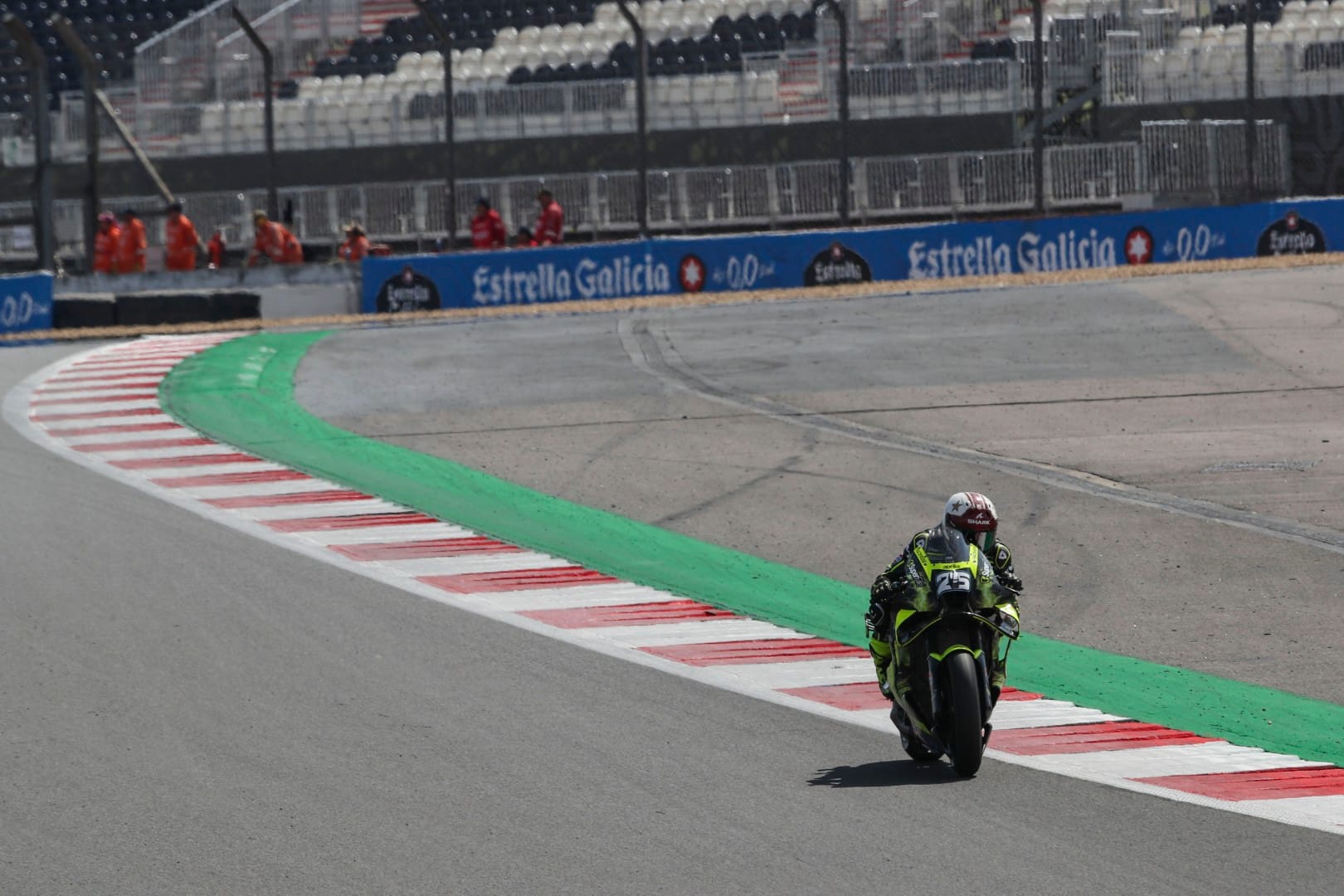 Raul Fernandez triomphe au GP de Grande-Bretagne, Aprilia signe un podium historique dans une course à rebondissements