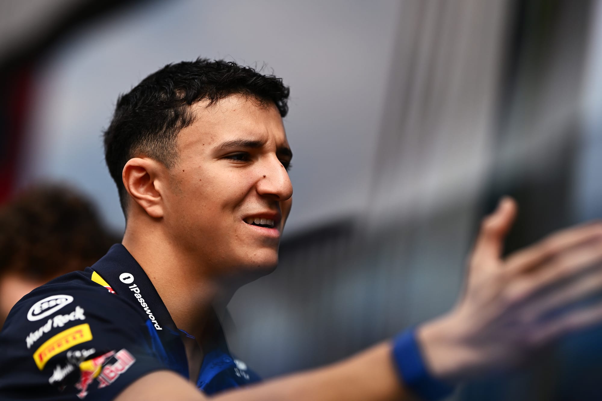 Hadjar incertain à Zandvoort après une blessure au poignet, Lawson prêt à revenir chez Red Bull