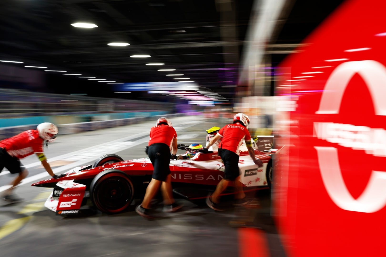Oliver Rowland reste fidèle à Nissan malgré les avances de Penske et Envision