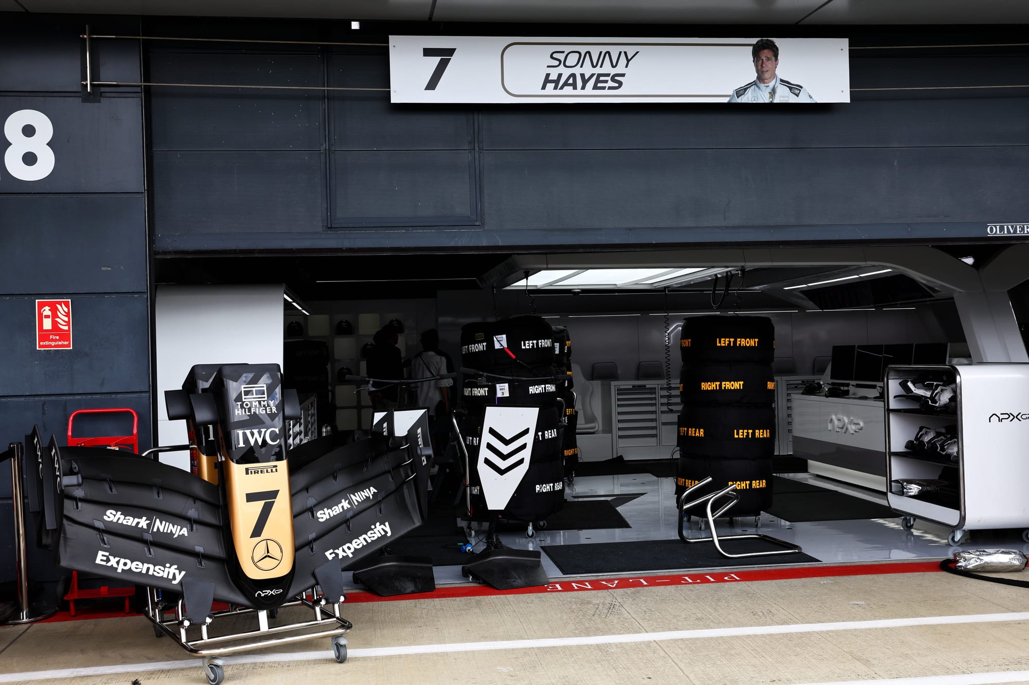 Garages de stands fictifs APXGP utilisés pour le tournage de F1: The Movie à Silverstone en 2023
