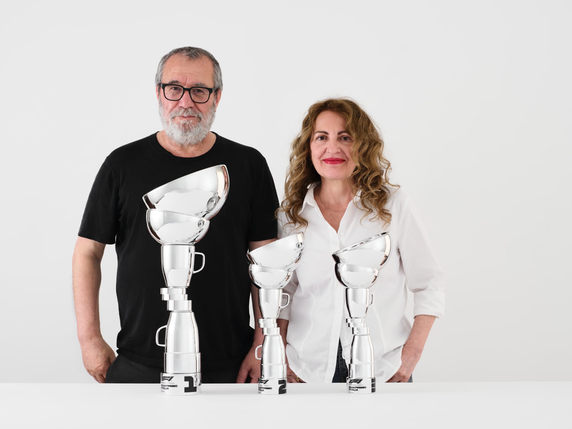 Les artistes vedovamazzei avec leur concept de trophée (crédit photo : Pirelli)