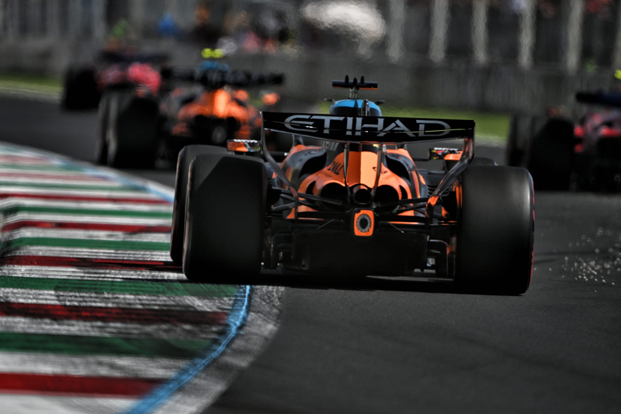Monza 2026 : comment les réglages à faible traînée et les ailes arrière renforcent la stabilité au freinage