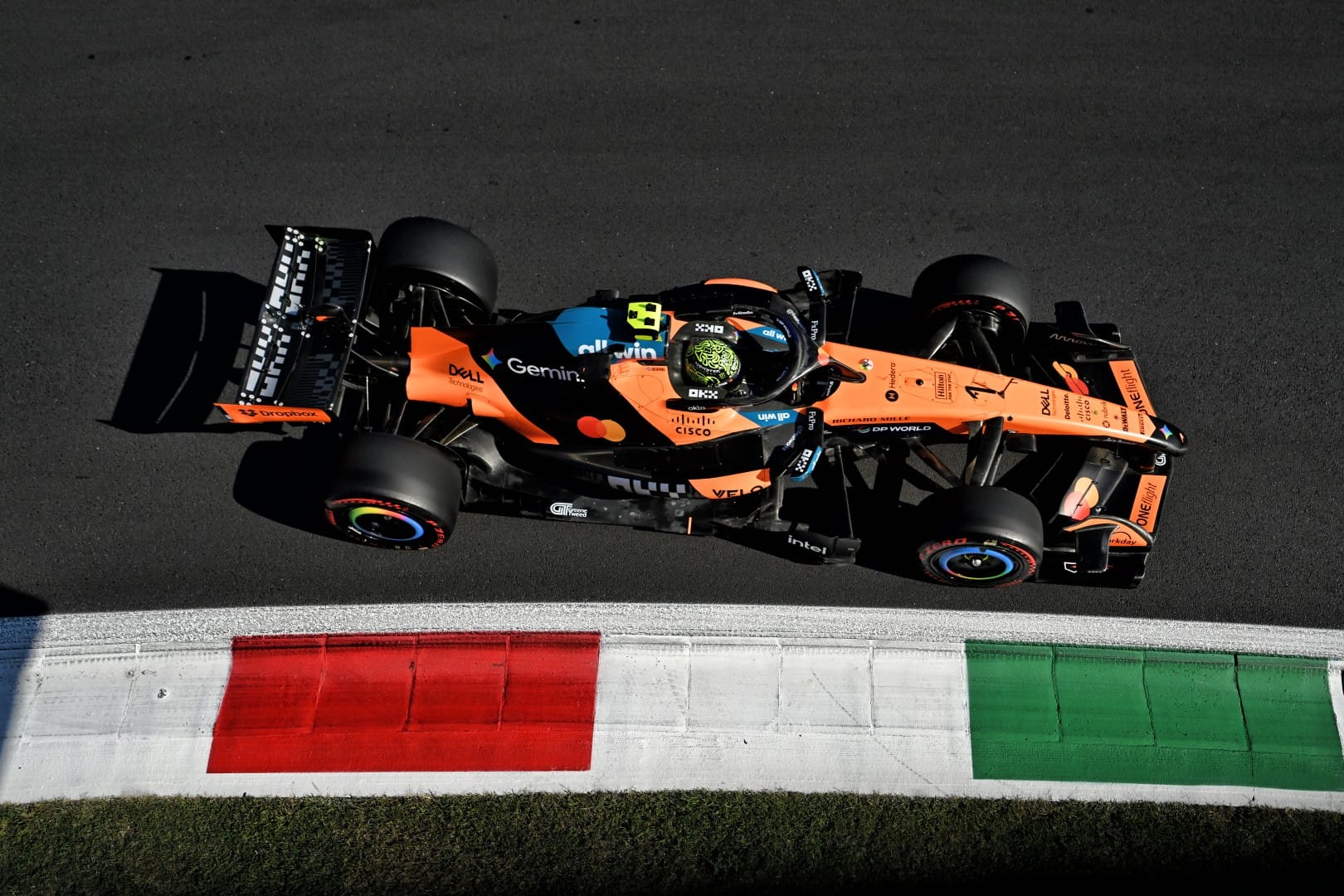 Aile arrière McLaren en mode virage et actionneur de rotation vers le mode ligne droite