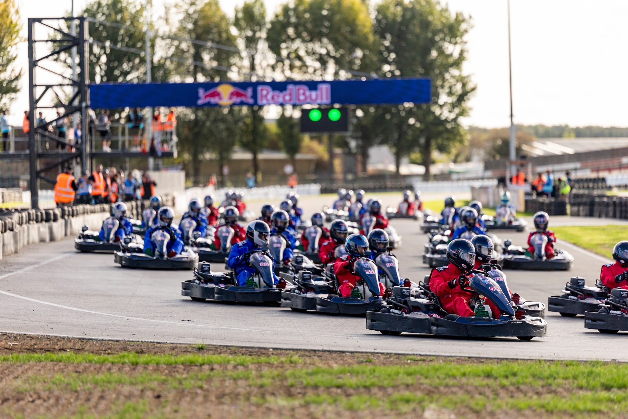 Max Verstappen renverse 100 pilotes de kart en partant dernier lors d’un défi spectaculaire à Silverstone