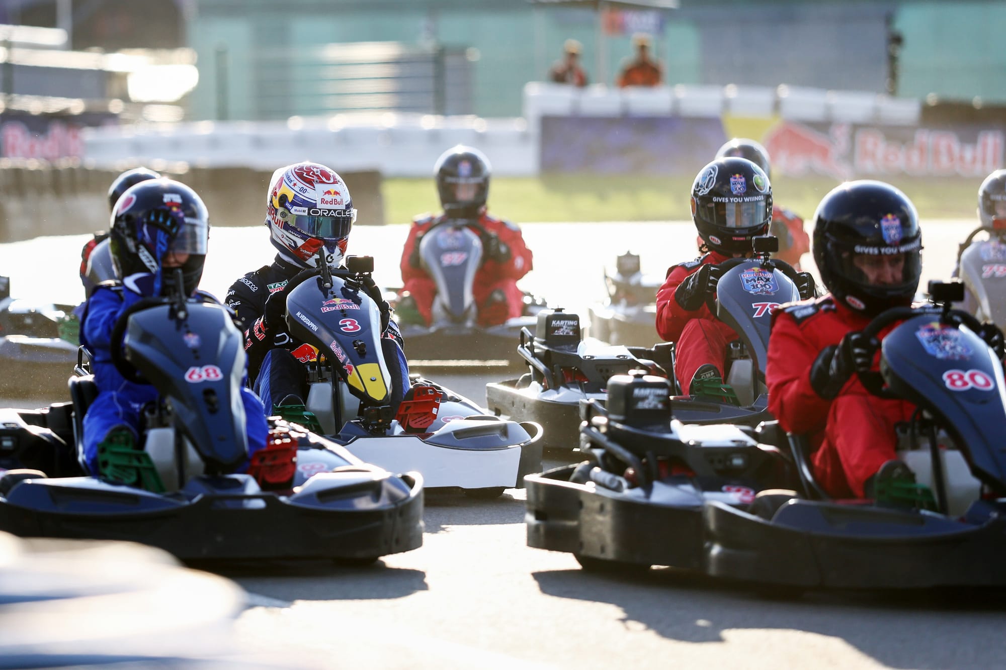 Max Verstappen défie 100 karters à Silverstone et renverse tout le peloton