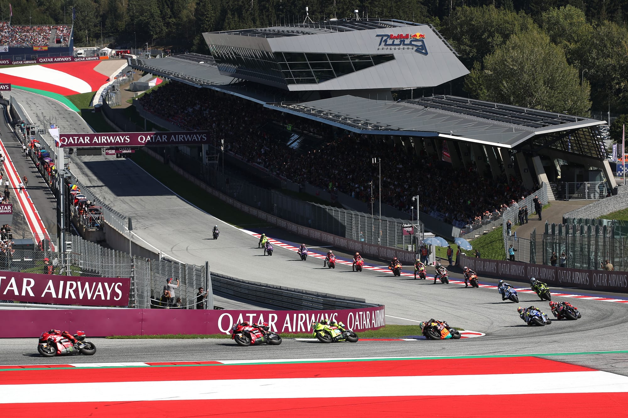 Liberty Media remodèle la direction du MotoGP avec des recrues venues de la F1, de la NFL et du football