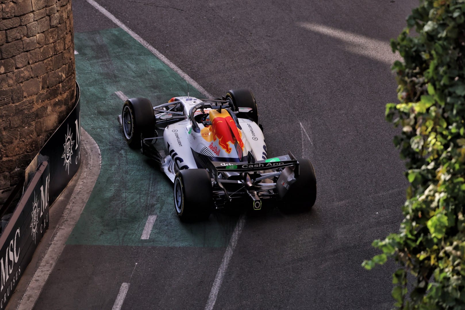 Mercedes frappe fort dès les essais à Bakou : Russell en tête, McLaren déjà sous pression
