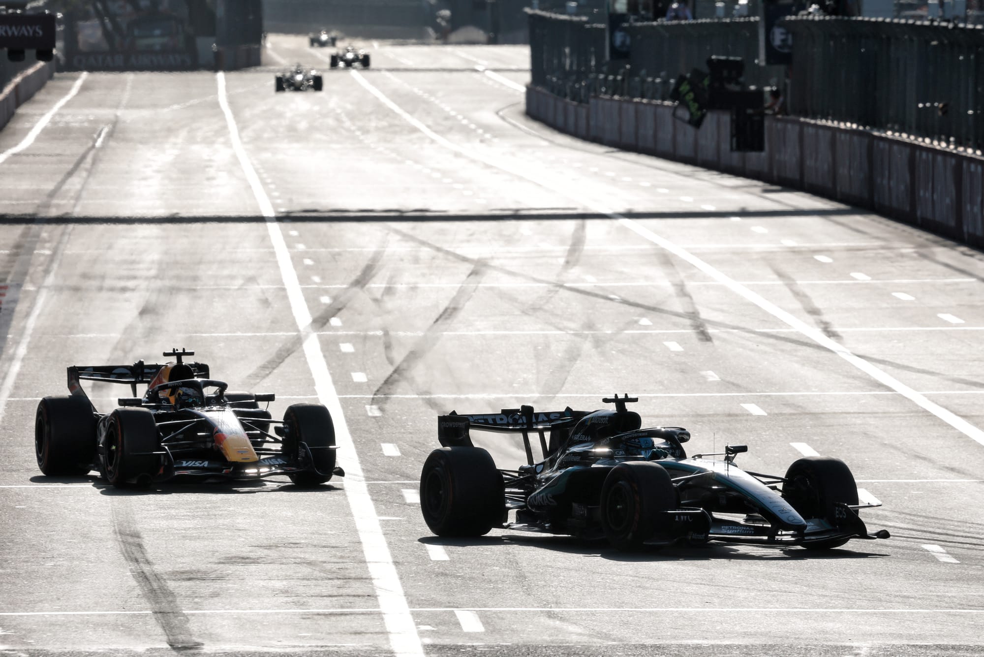 Russell renoue avec la victoire à Bakou après un duel étouffant face à Verstappen