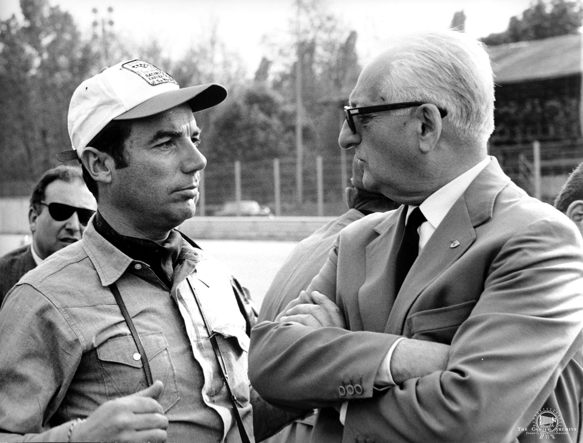 Bernard Cahier discutant avec Enzo Ferrari en 1956
