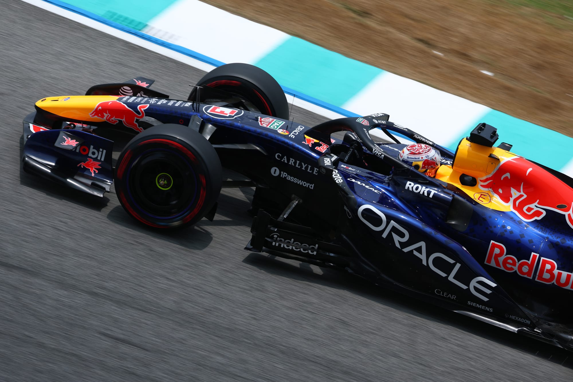 Verstappen domine des EL1 piégeux à Sepang devant Russell et la Mercedes fortement améliorée