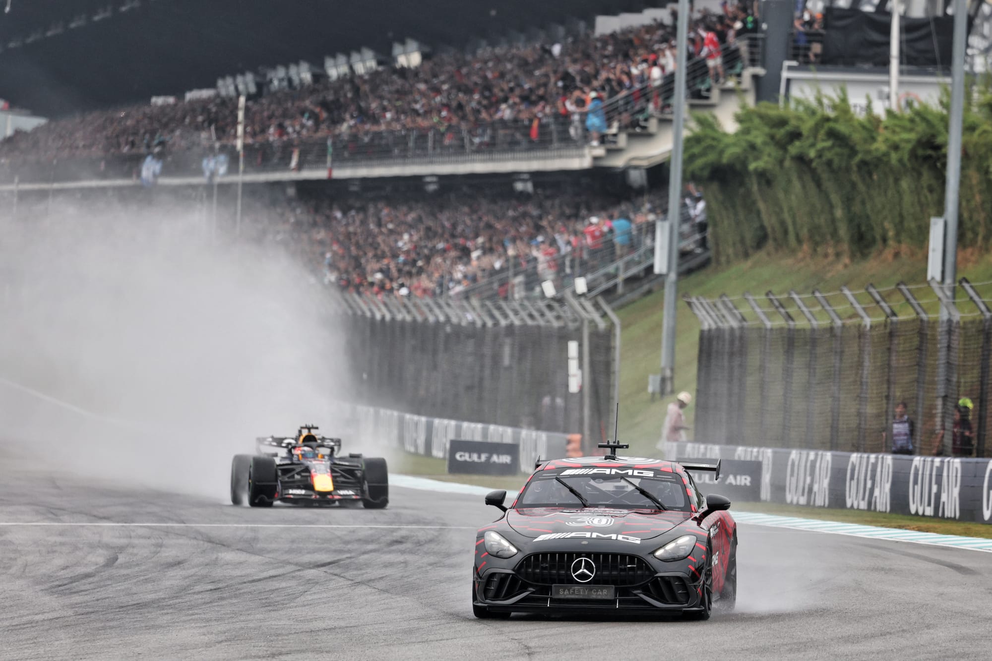 Départ avorté sous la pluie à Sepang : plusieurs F1 immobilisées avant le Grand Prix de Bahreïn