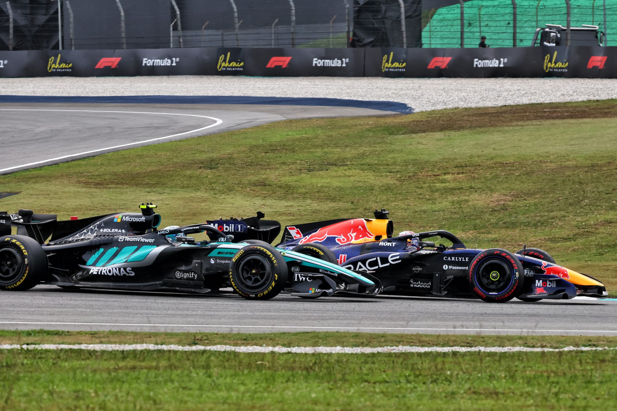 Grand Prix de Bahreïn en Malaisie : Verstappen s’impose au terme d’une course chaotique