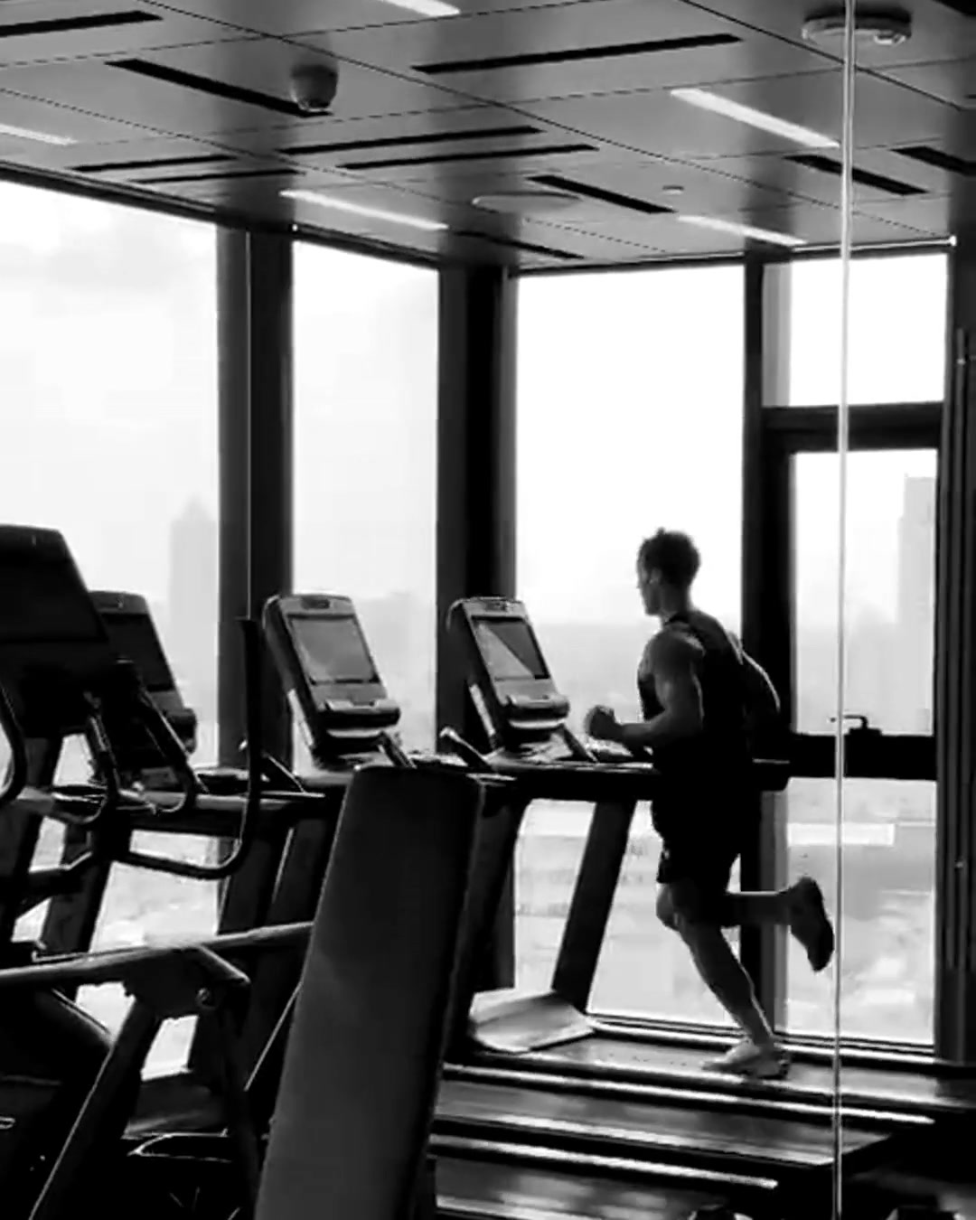 Course sur tapis à l’entraînement pour préparer les segments de 1 km d’un HYROX
