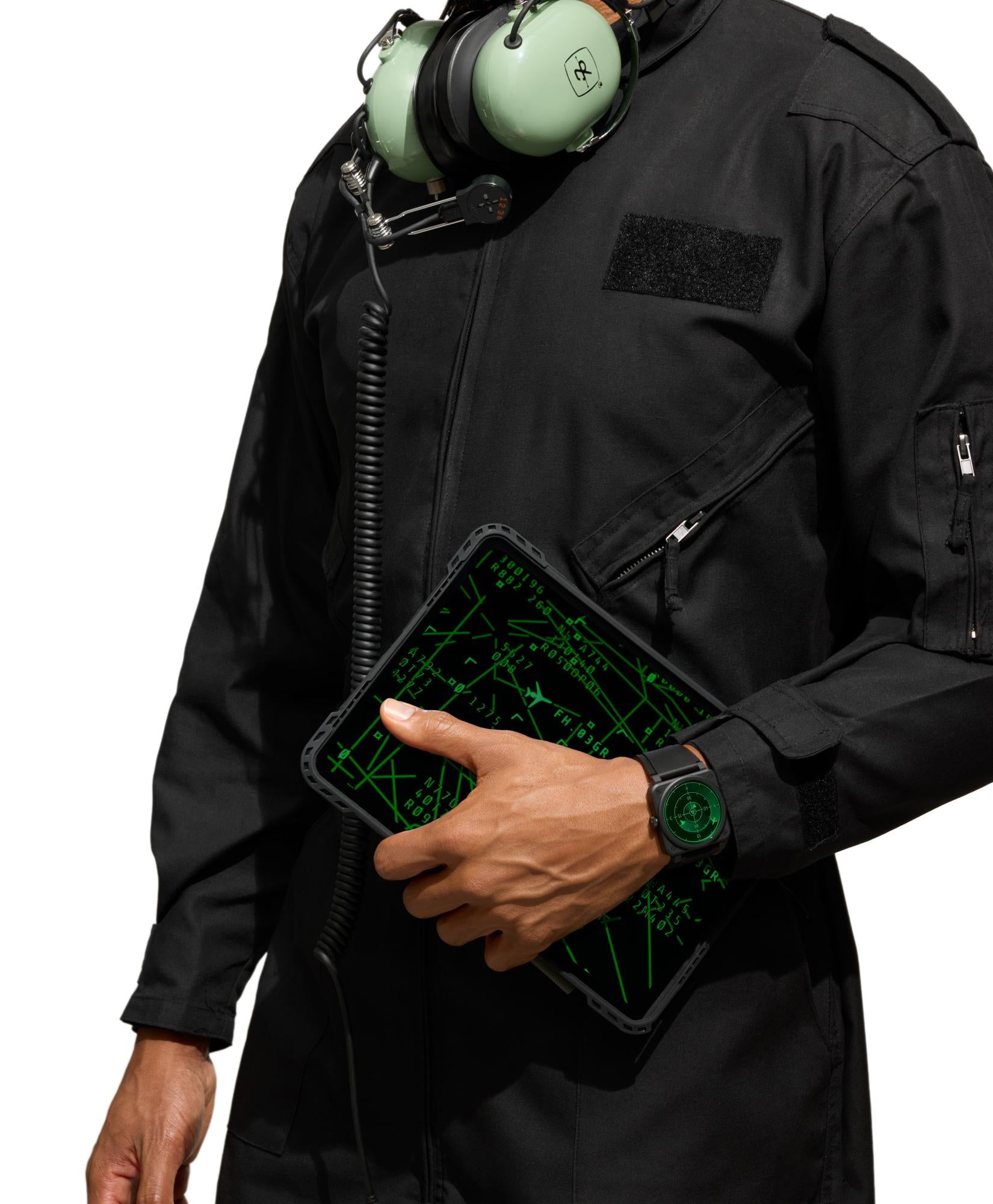BR-03 Green Radar Ceramic portée avec une combinaison de vol noire et un casque d’aviation