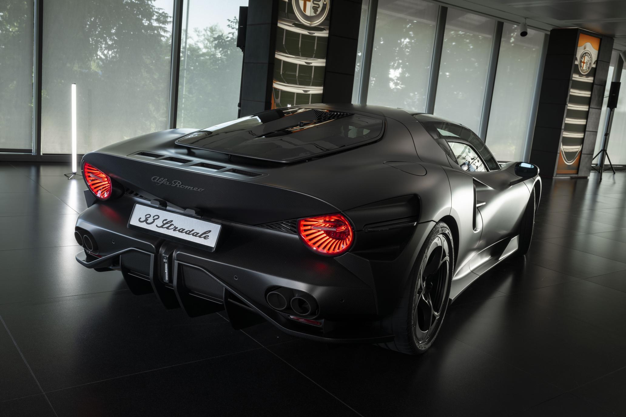 Alfa Romeo 33 Stradale Perla Nera de trois quarts arrière avec feux circulaires allumés