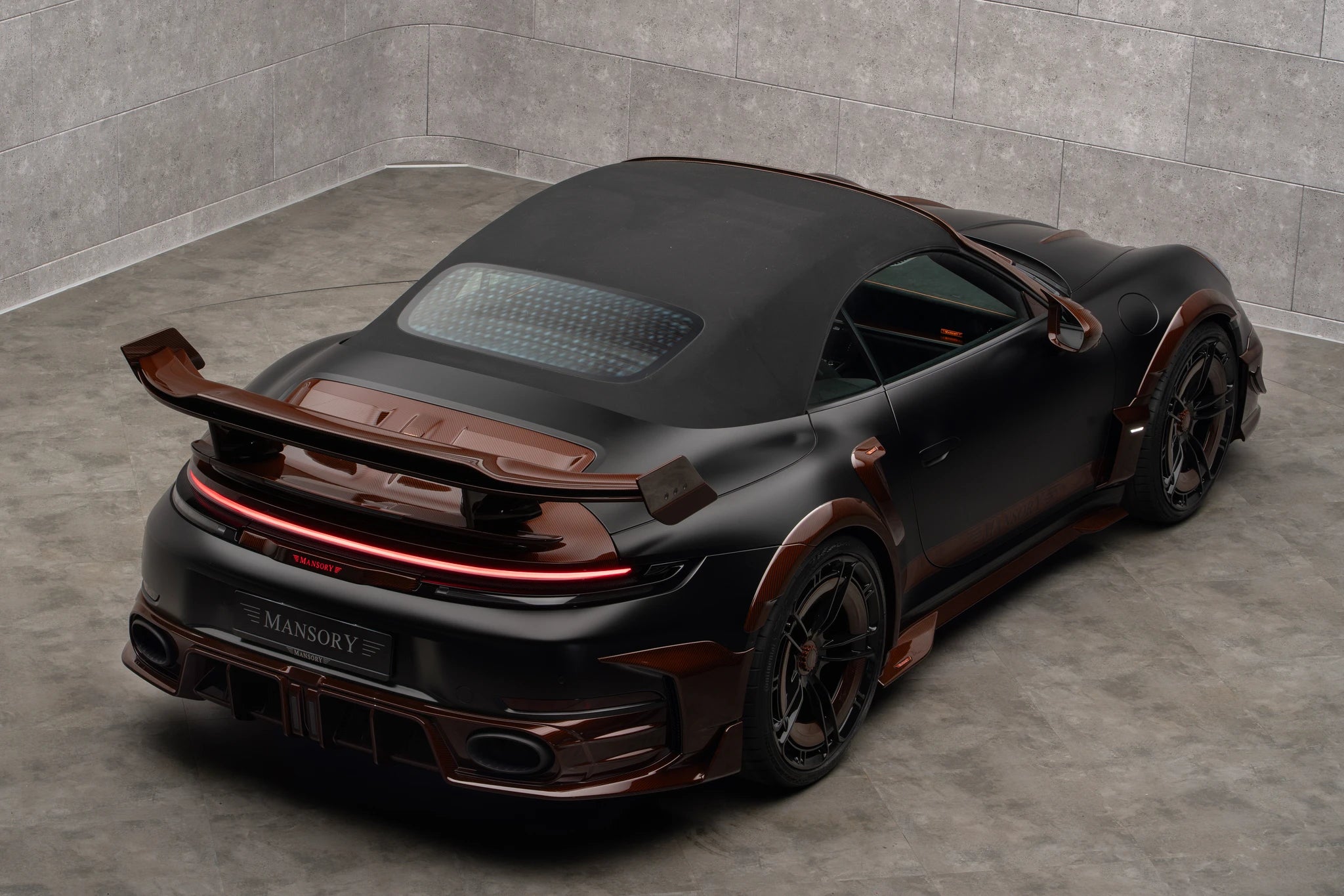 Mansory Porsche 992.2 Turbo S Cabriolet, aileron arrière et diffuseur