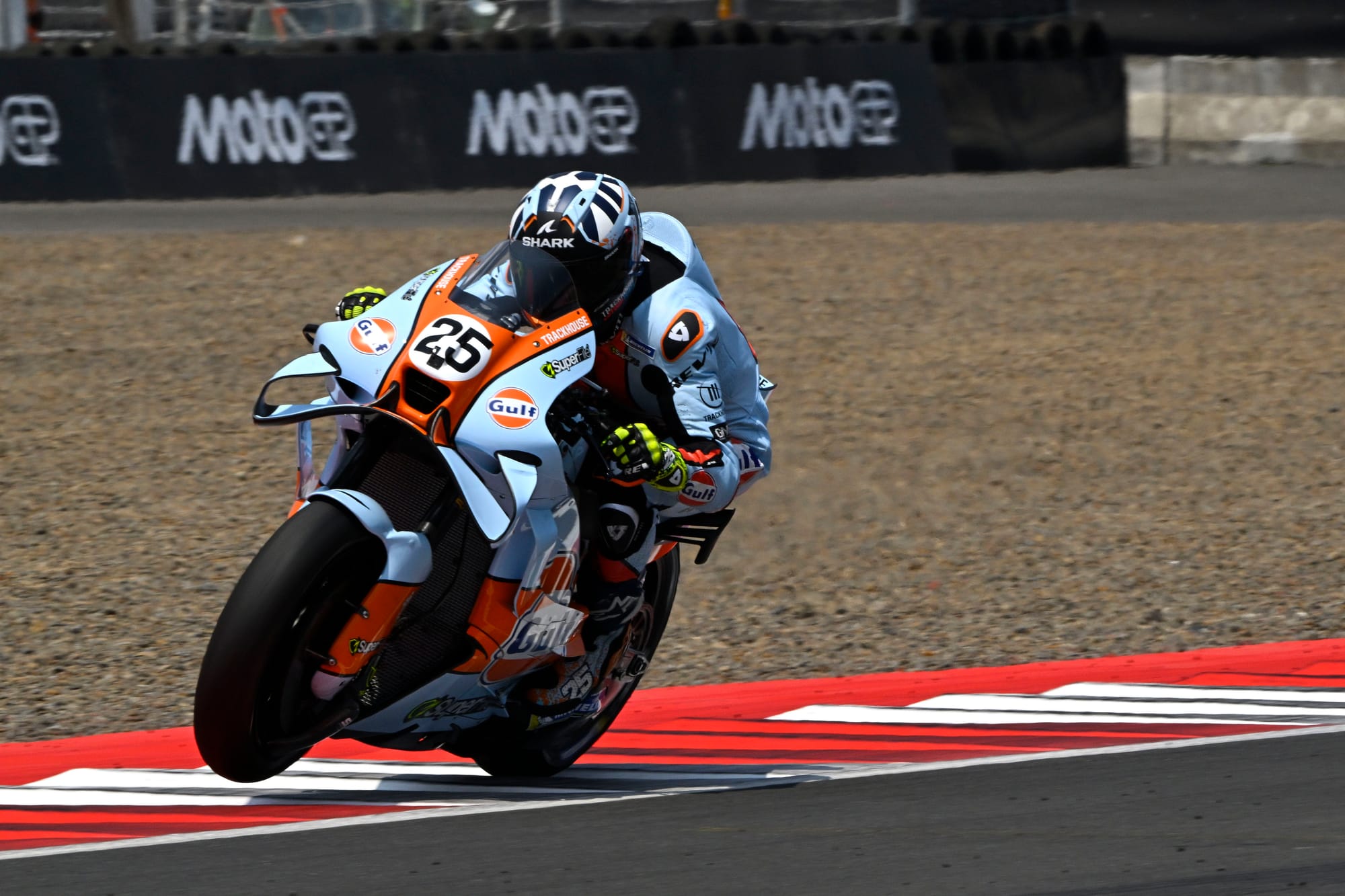 MotoGP à Mandalika : Raul Fernandez décroche sa première pole et bouscule les favoris au titre