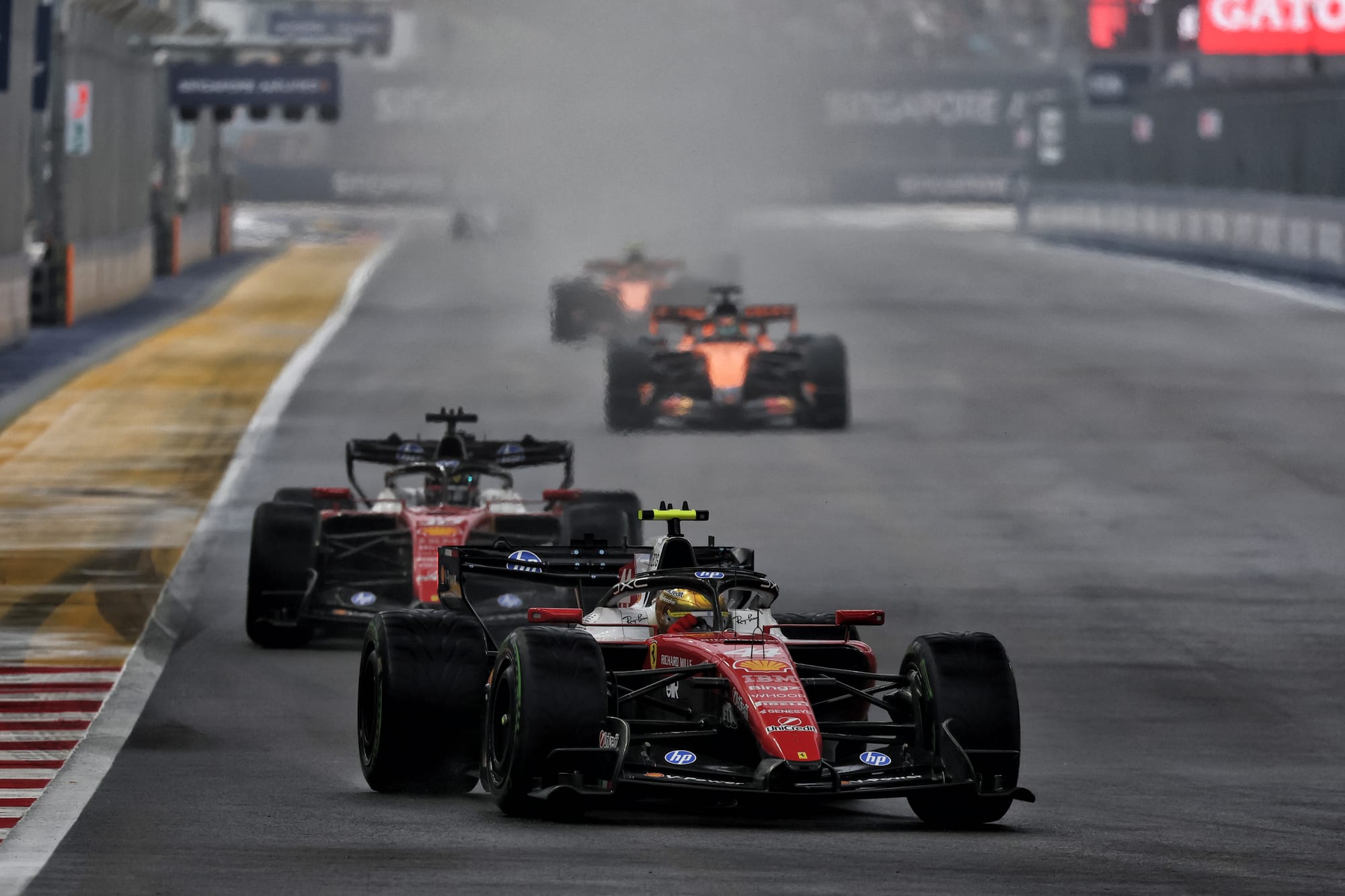 Verstappen triomphe à Singapour après une course chaotique sous la pluie