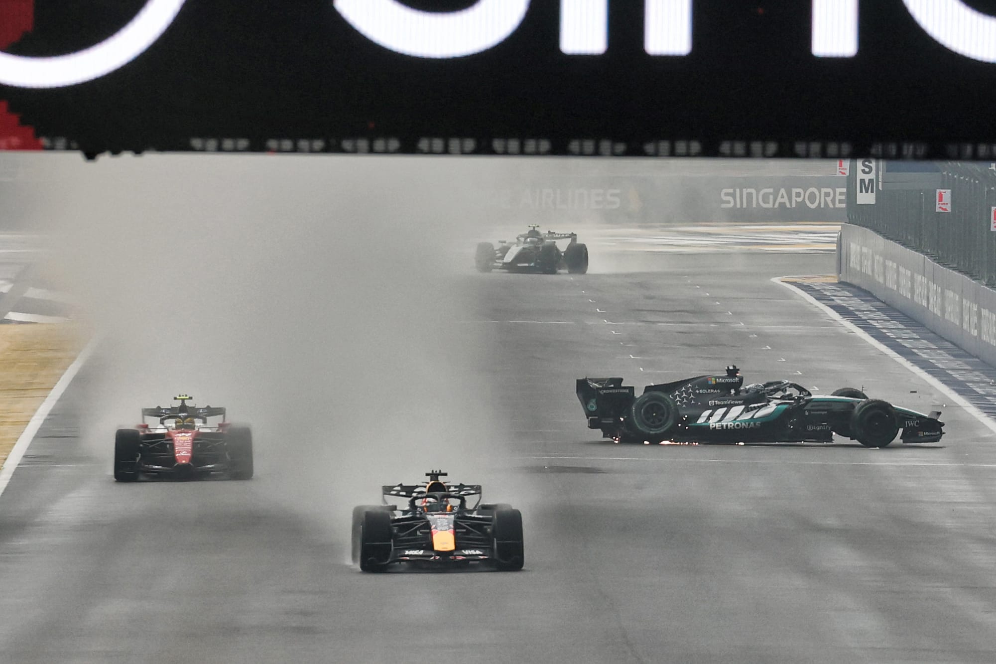Verstappen s’impose dans le sprint de Singapour après le crash de Russell et l’accrochage des McLaren