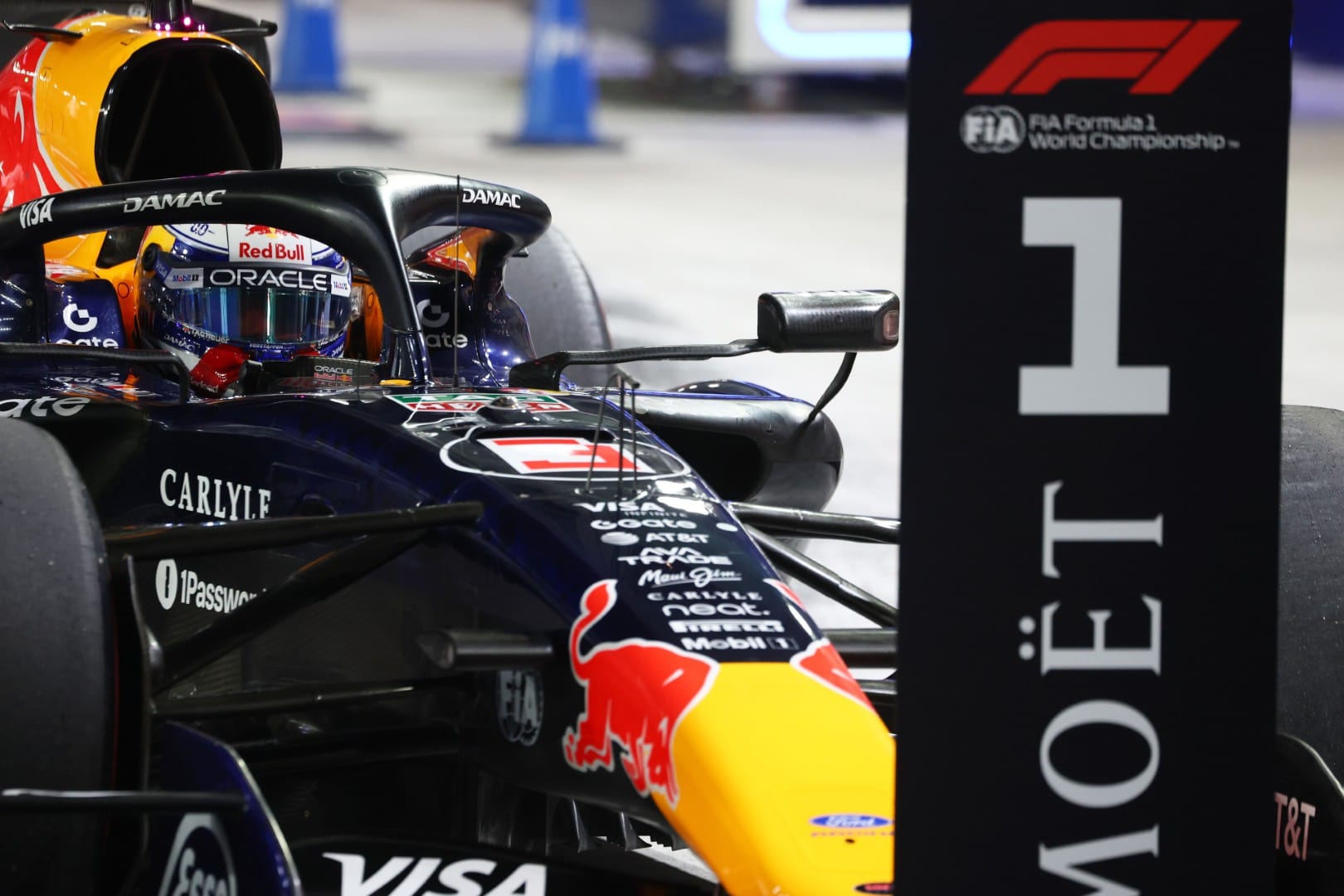 Verstappen en pole à Singapour, les Ferrari tout près et Hadjar de nouveau piégé