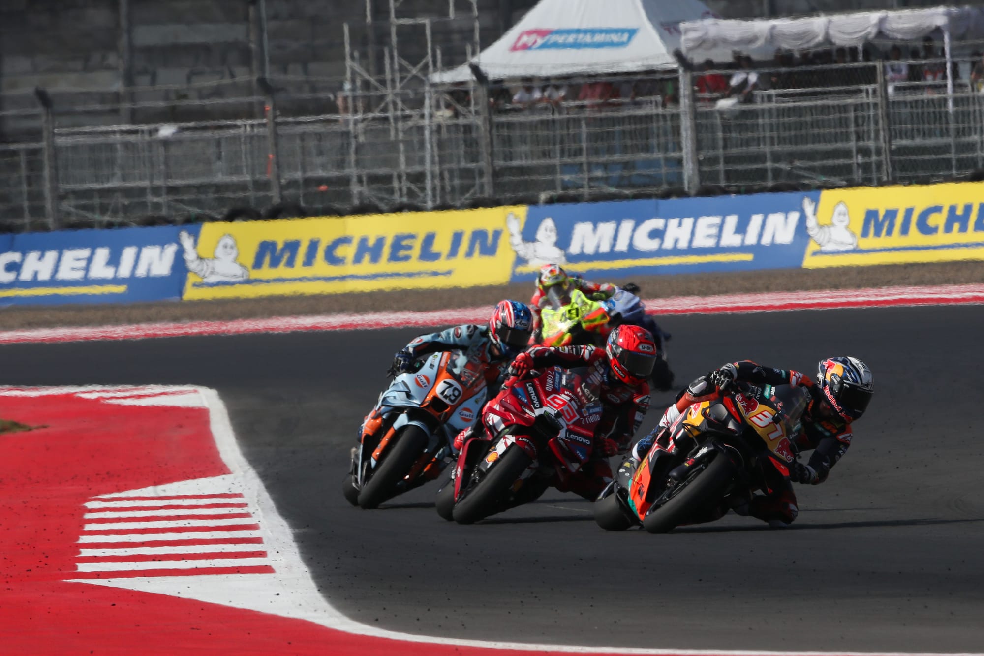 MotoGP en Indonésie : domination Aprilia, chaos au départ et suspense pour le titre