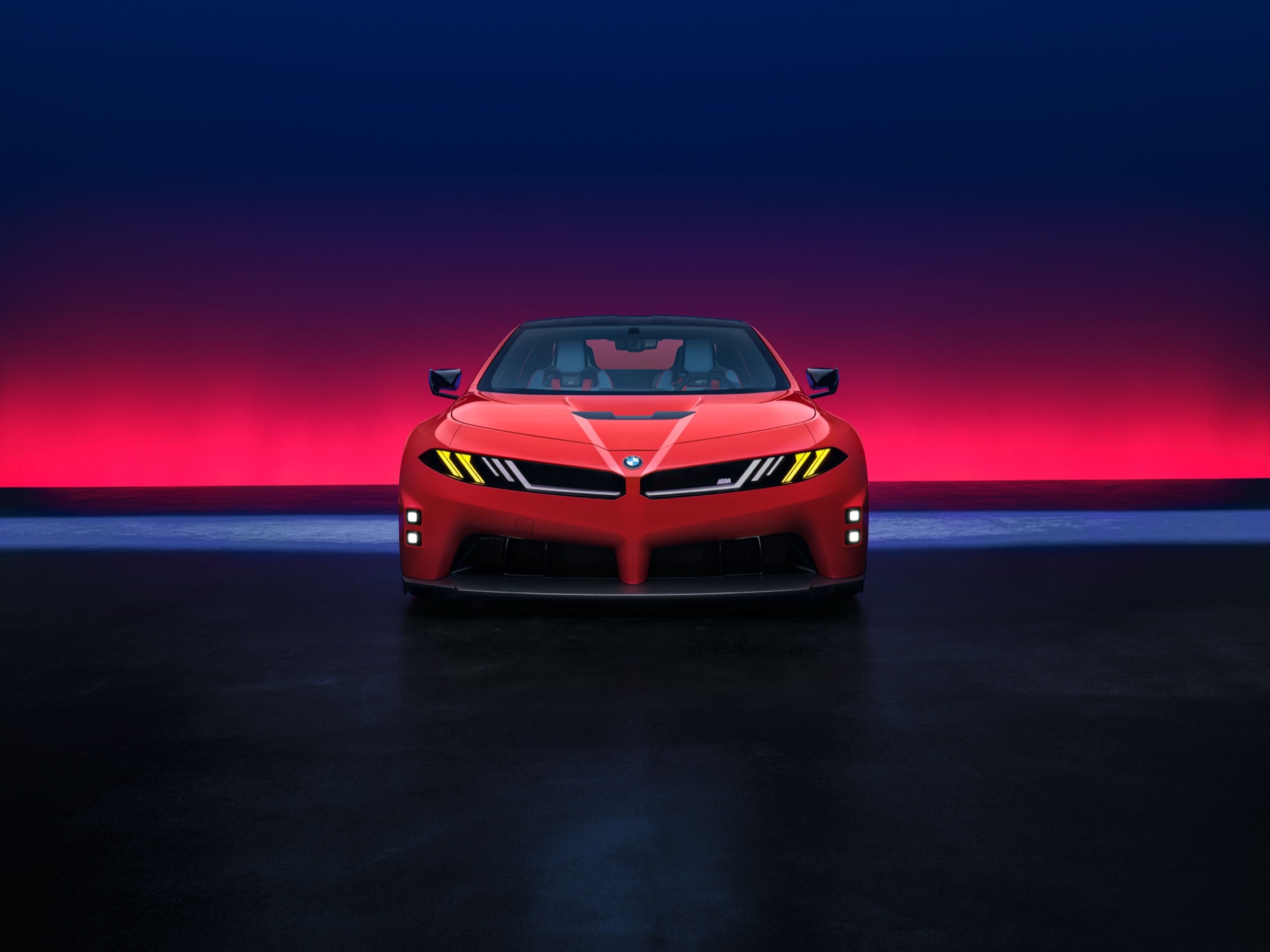 Vue avant de la BMW M Concept Neue Klasse, avec signatures lumineuses jaunes