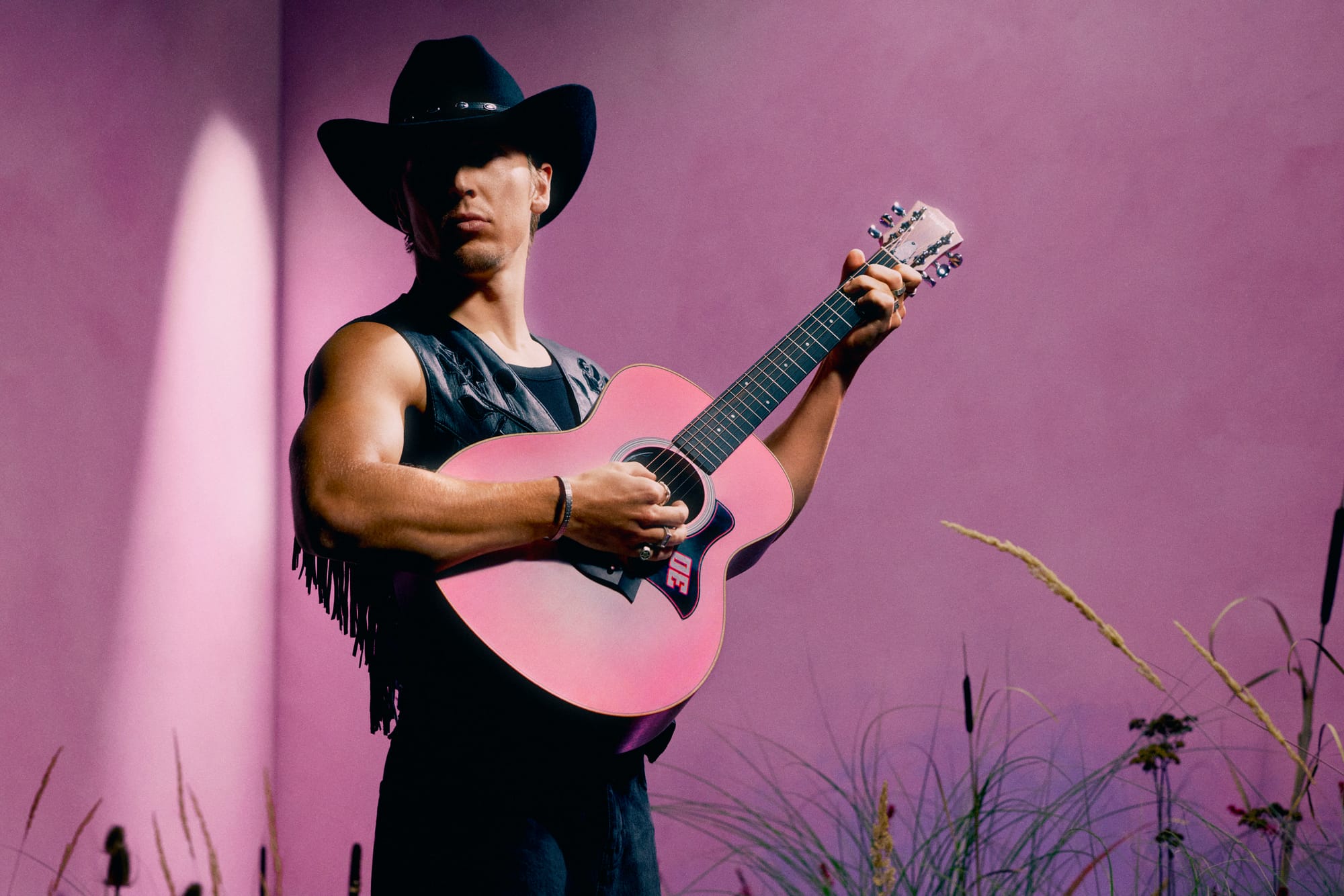 Liam Lawson dévoile une guitare Taylor sur mesure et montera sur scène à Austin avant le GP des États-Unis