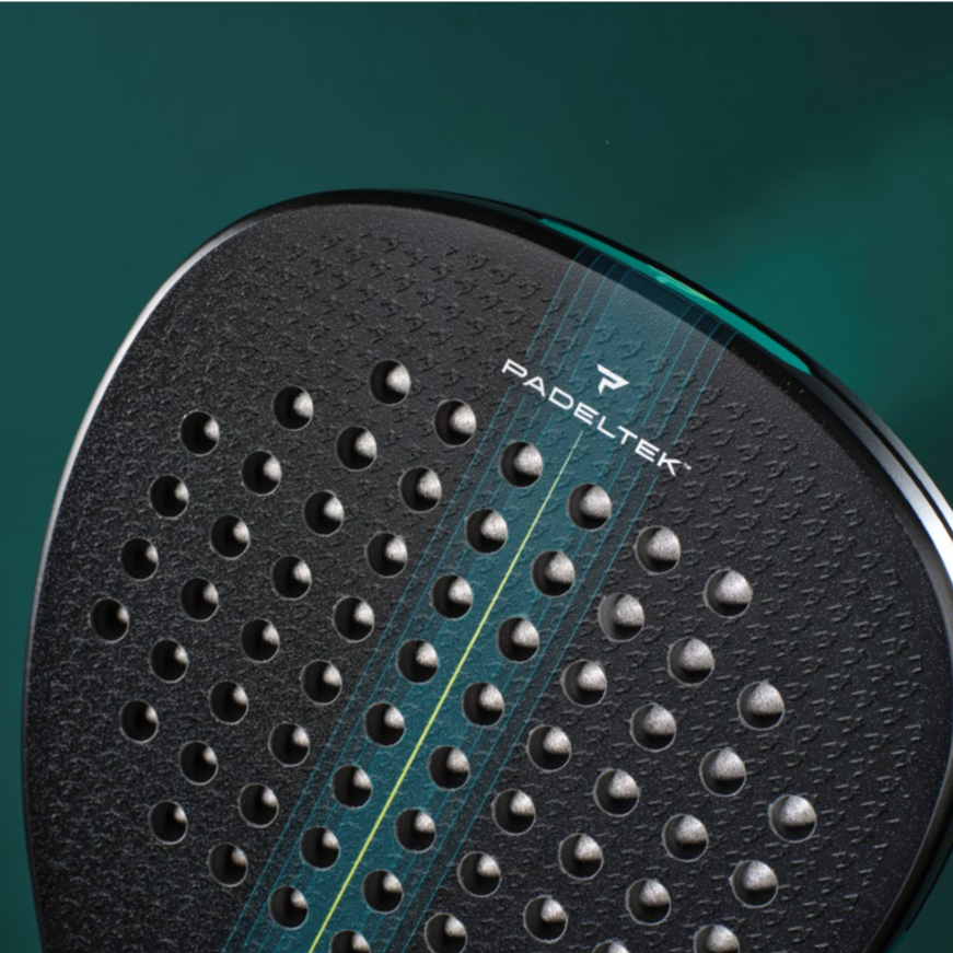 Une raquette issue de la collaboration Aston Martin x Padeltek