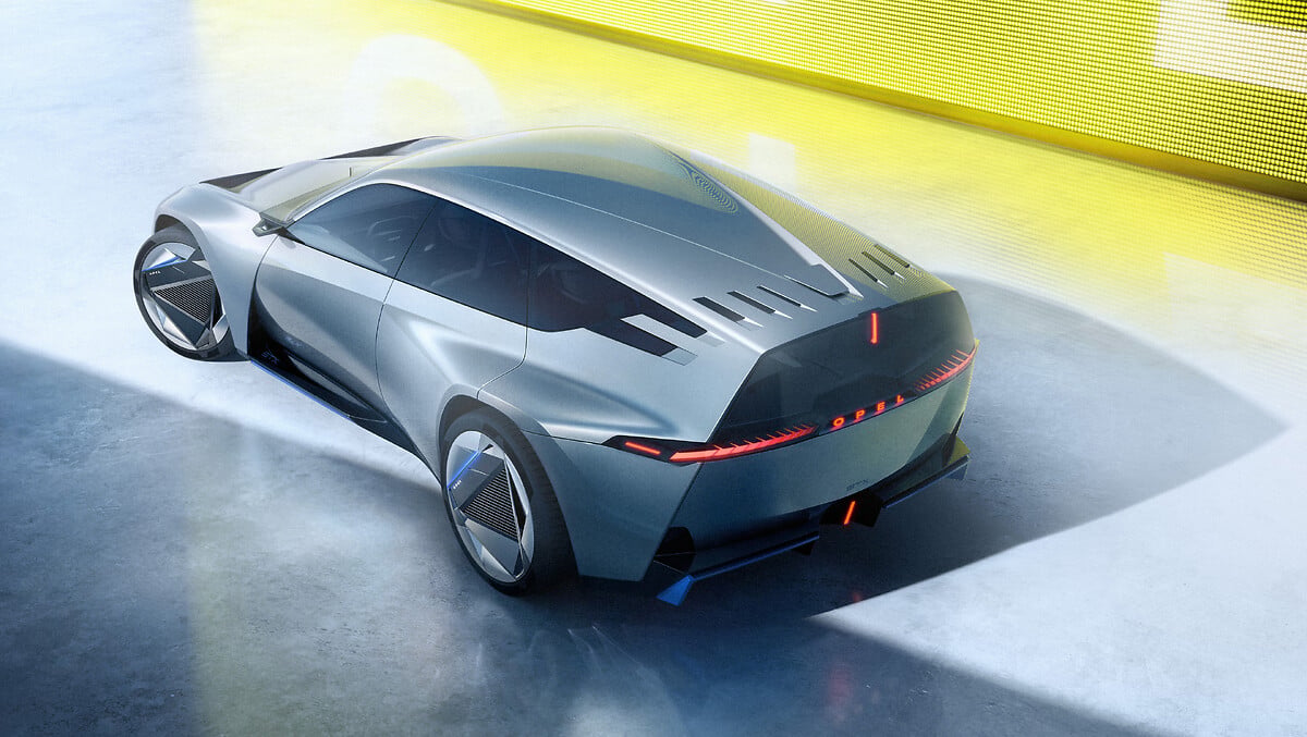 Opel STX Concept montrant sa signature lumineuse et sa carrosserie sculptée