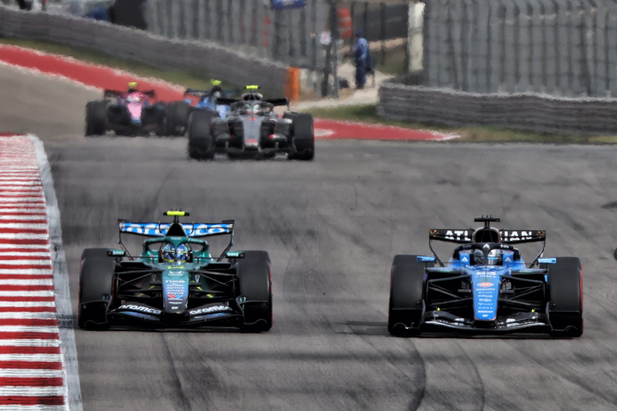 Après l’accrochage à Austin, Alonso charge Albon et vise le bas de grille