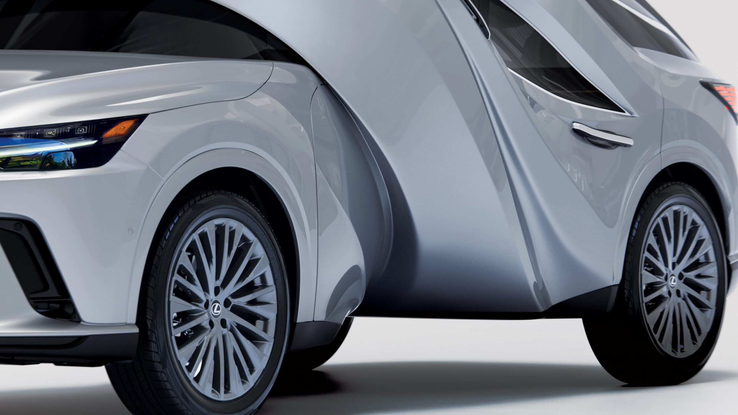 Vue de côté de la sculpture Twisted Car basée sur la Lexus RX 450h+