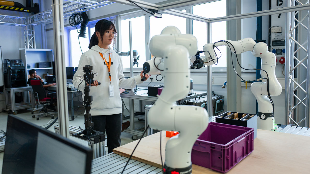 Le robot humanoïde AEON dans une zone de production industrielle chez BMW à Leipzig
