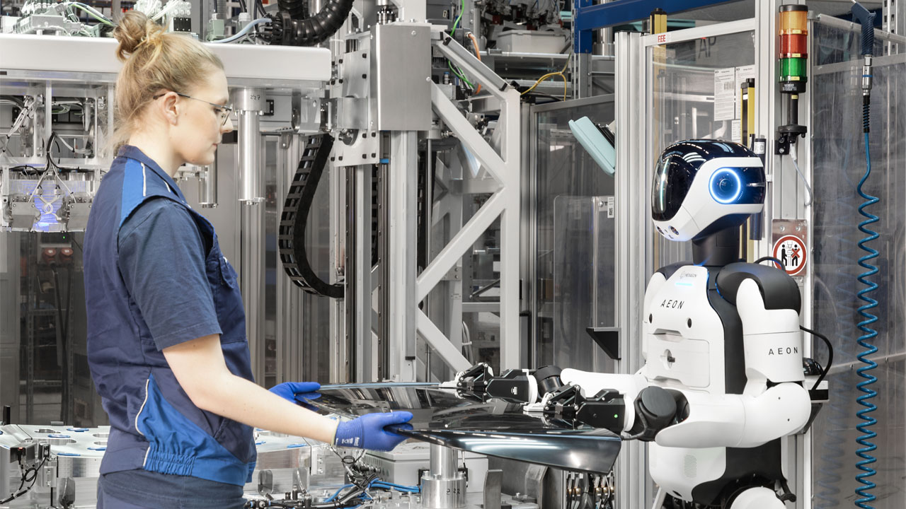 Le robot humanoïde AEON du groupe BMW en test de production à l’usine de Leipzig