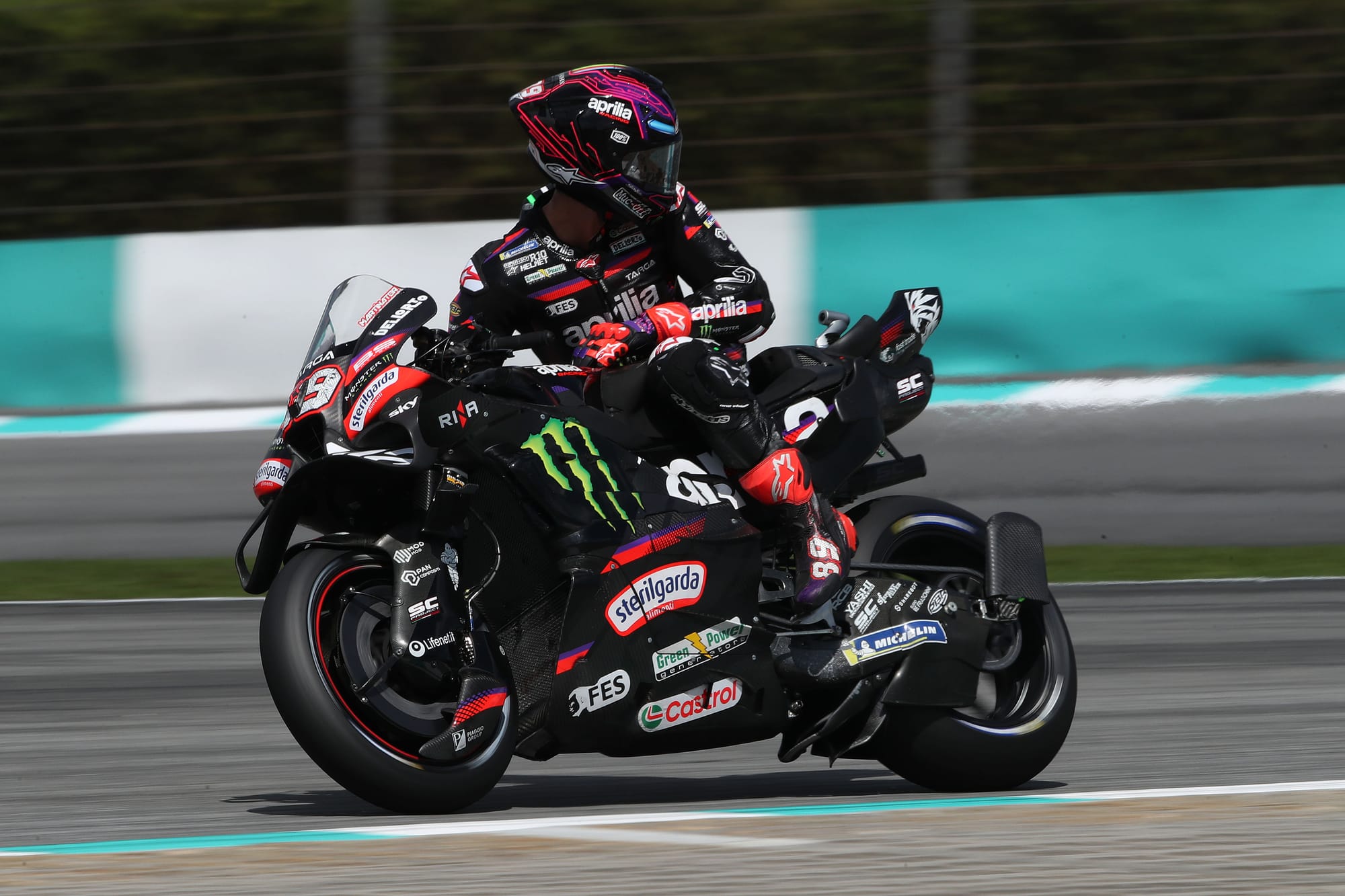MotoGP à Sepang : Jorge Martin reprend la piste malgré son poignet cassé, mais loin du rythme