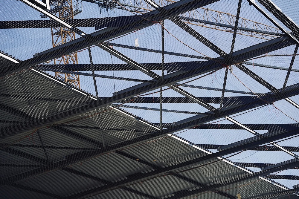 Dachplatten & Wellenbrecher in der Ostkurve montiert