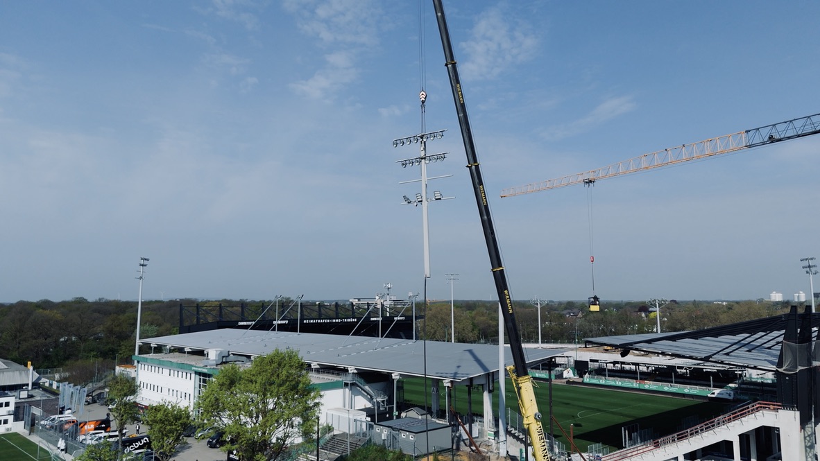 10:47 Ortszeit - Erster Flutlichtmast zurückgebaut