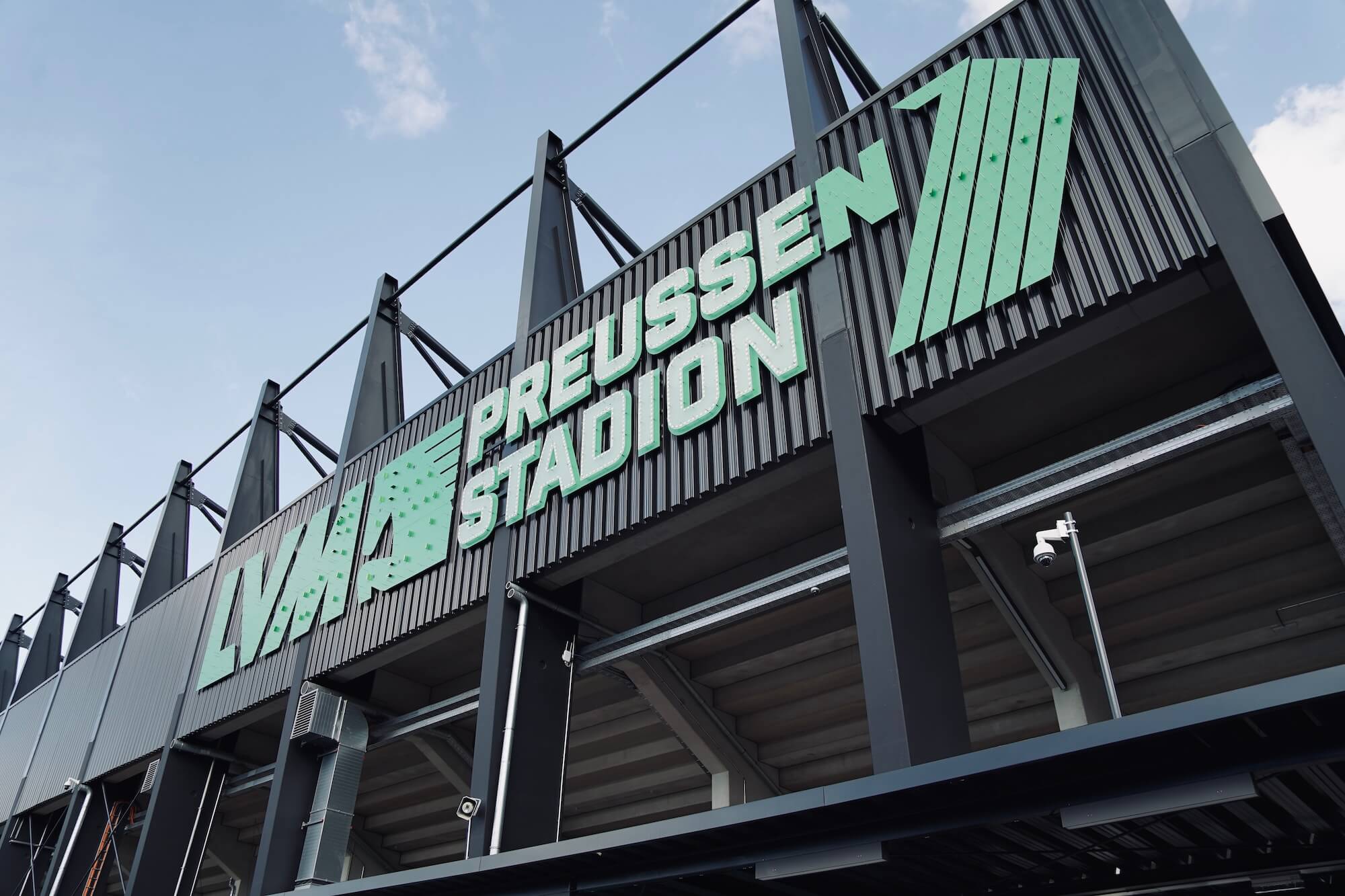 Unübersehbarer Stadionname – LVM-Preußenstadion erhält seinen ersten Schriftzug an der Westfassade