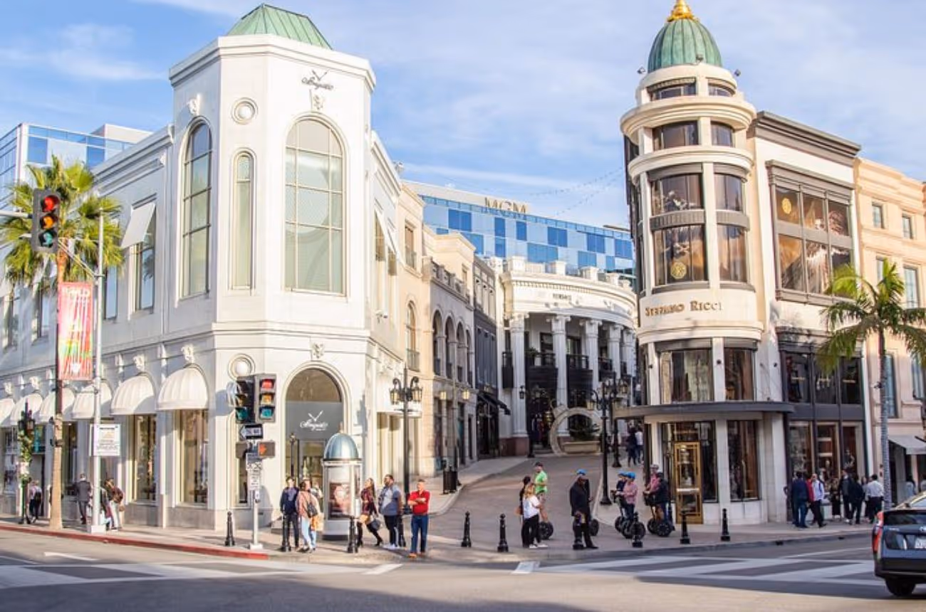 The "Full-Day Iconic Sights of Los Angeles Tour" offers a comprehensive exploration of the city's top attractions, including Venice Beach, the Sunset Strip, Griffith Park, and more, all seamlessly connected by coach transport.