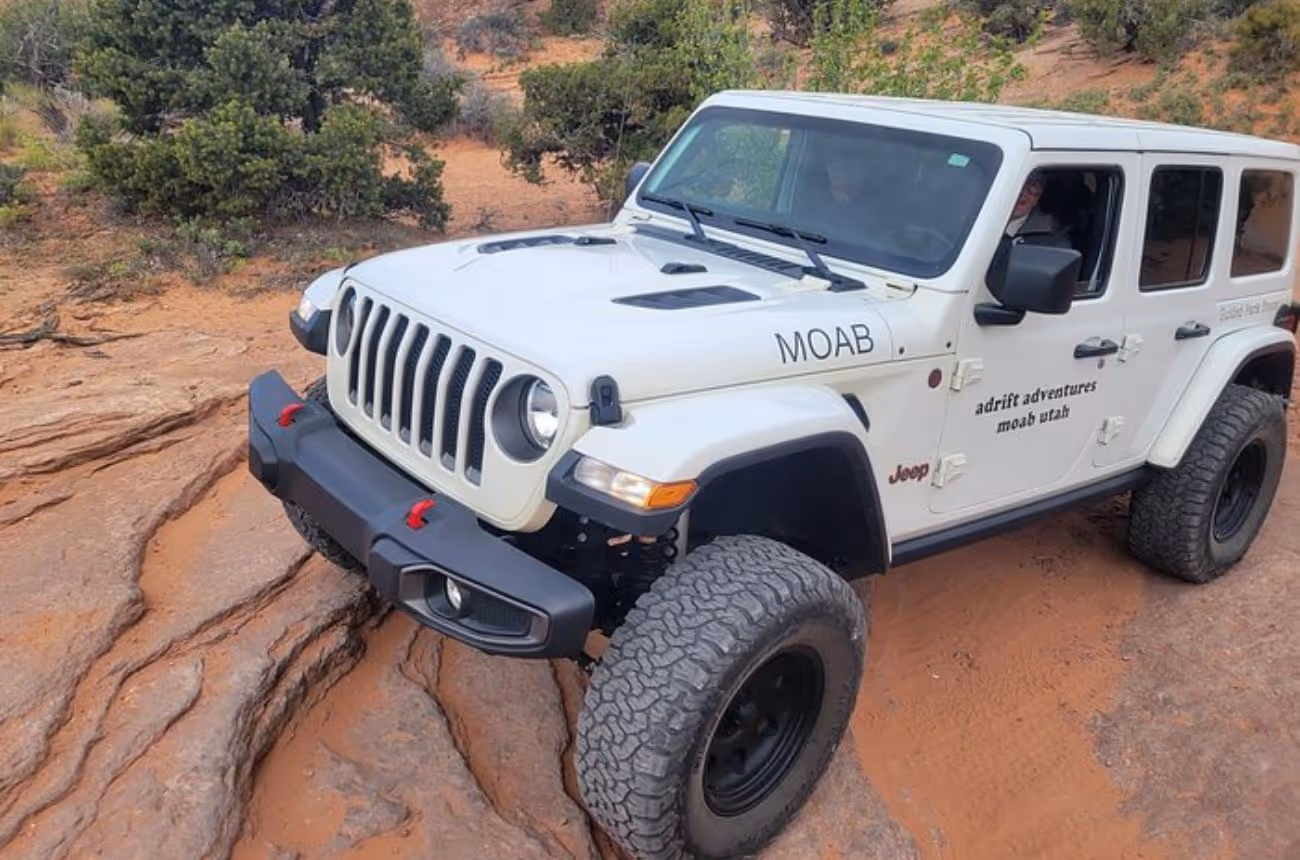 Experience the rugged beauty of Arches National Park on a 4-hour backcountry 4x4 tour from Moab, exploring off-road trails and iconic rock formations with an expert guide.