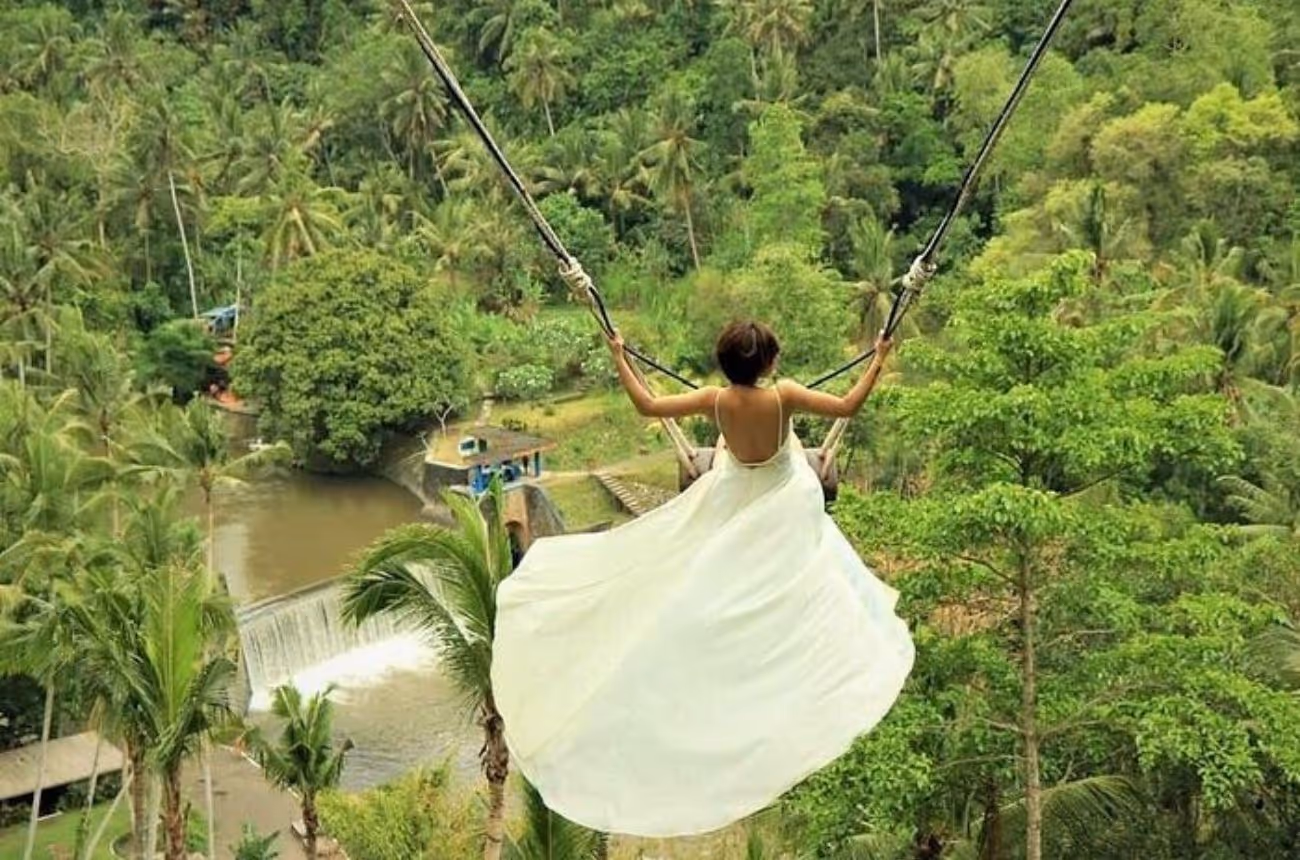 Spend a full day exploring Ubud’s cultural and natural highlights, from cheeky monkeys and thrilling jungle swings to ancient temples, lush rice terraces, and scenic waterfalls.